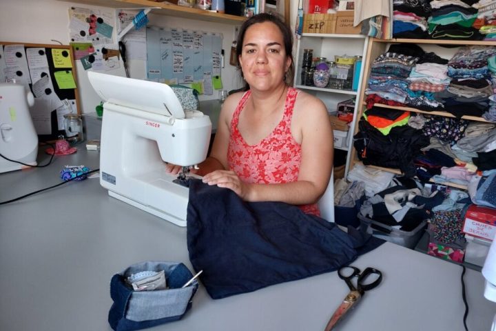 , Sarthe : couturière, Emilie donne une seconde vie aux vêtements usagés