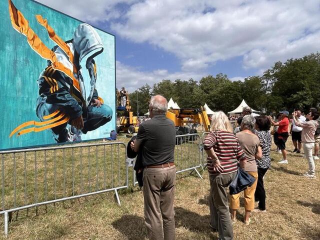 photo en fin d’après-midi, dimanche 2 juillet, l’heure était à la finalisation des fresques géantes au parc du gué-de-maulny dans le cadre du festival plein champ, au mans. © ouest-france