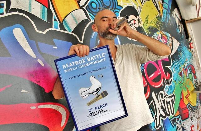 photo yvan jouatel, alias o’slim, avec son trophée rapporté des championnats du monde de beatbox à berlin (allemagne). © ouest-france