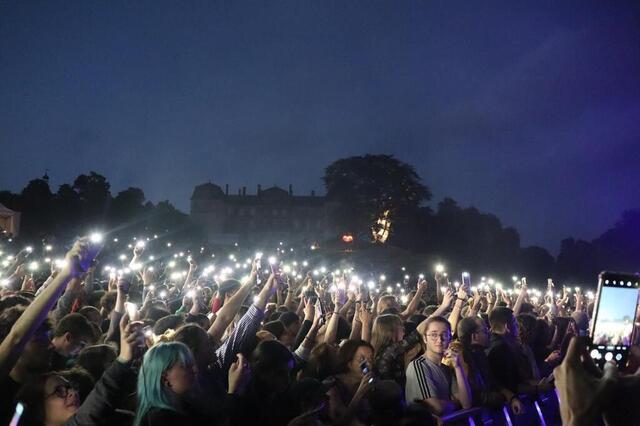 photo quand lujipeka a demandé au public de mettre ses smartphones en mode torche, le parc du château de sablé-sur-sarthe s’est illuminé. © ouest-france
