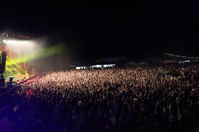 photo au festival à tout bout d’champ, à chantenay-villedieu (sarthe), une foule de plus de 6 000 personnes s’est réunie devant la scène, le soir du samedi 22 juillet 2023.. © ouest-france