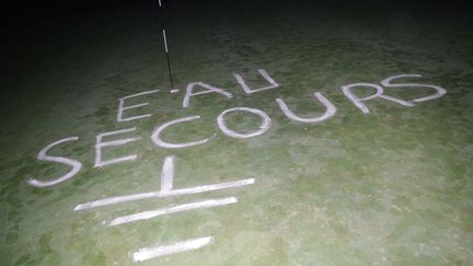 L'une des trois inscriptions faites sur un green du golf des 24 Heures du Mans, à Mulsanne (Sarthe), dans la nuit du 15 au 16 septembre. (LES SOULEVEMENTS DE LA TERRE)