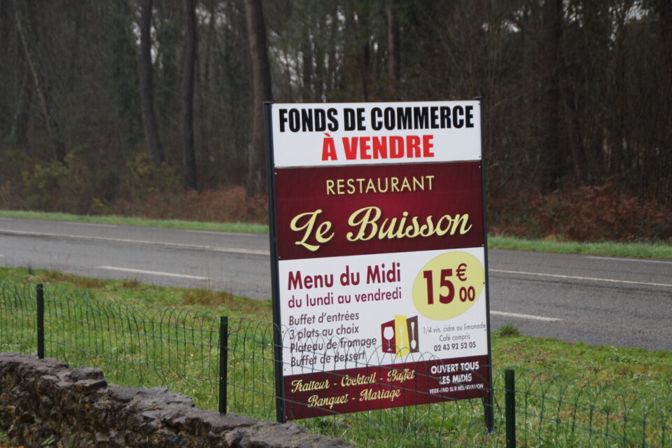 Un panneau indique que le fonds de commerce est à vendre.