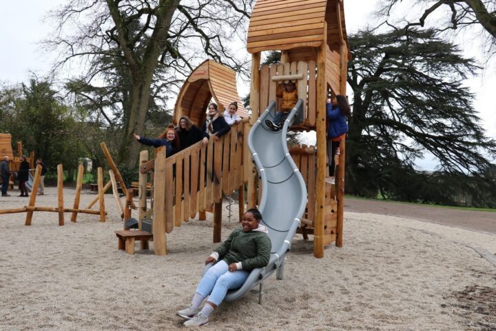 , Sablé-sur-Sarthe : une nouvelle aire de jeux installée dans le parc du château