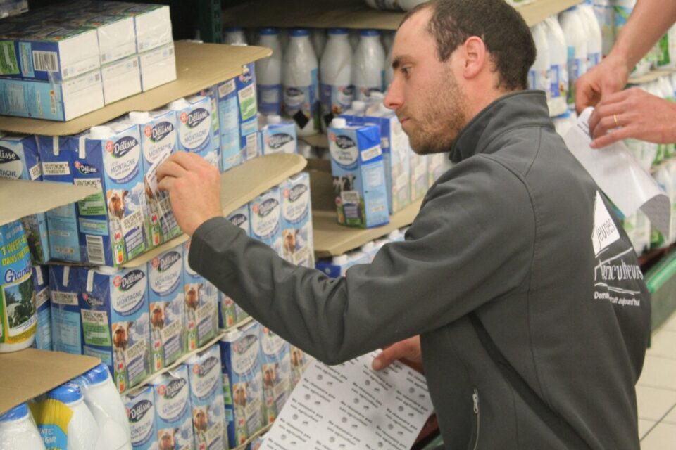Les producteurs de lait en Sarthe ont collé des étiquettes 